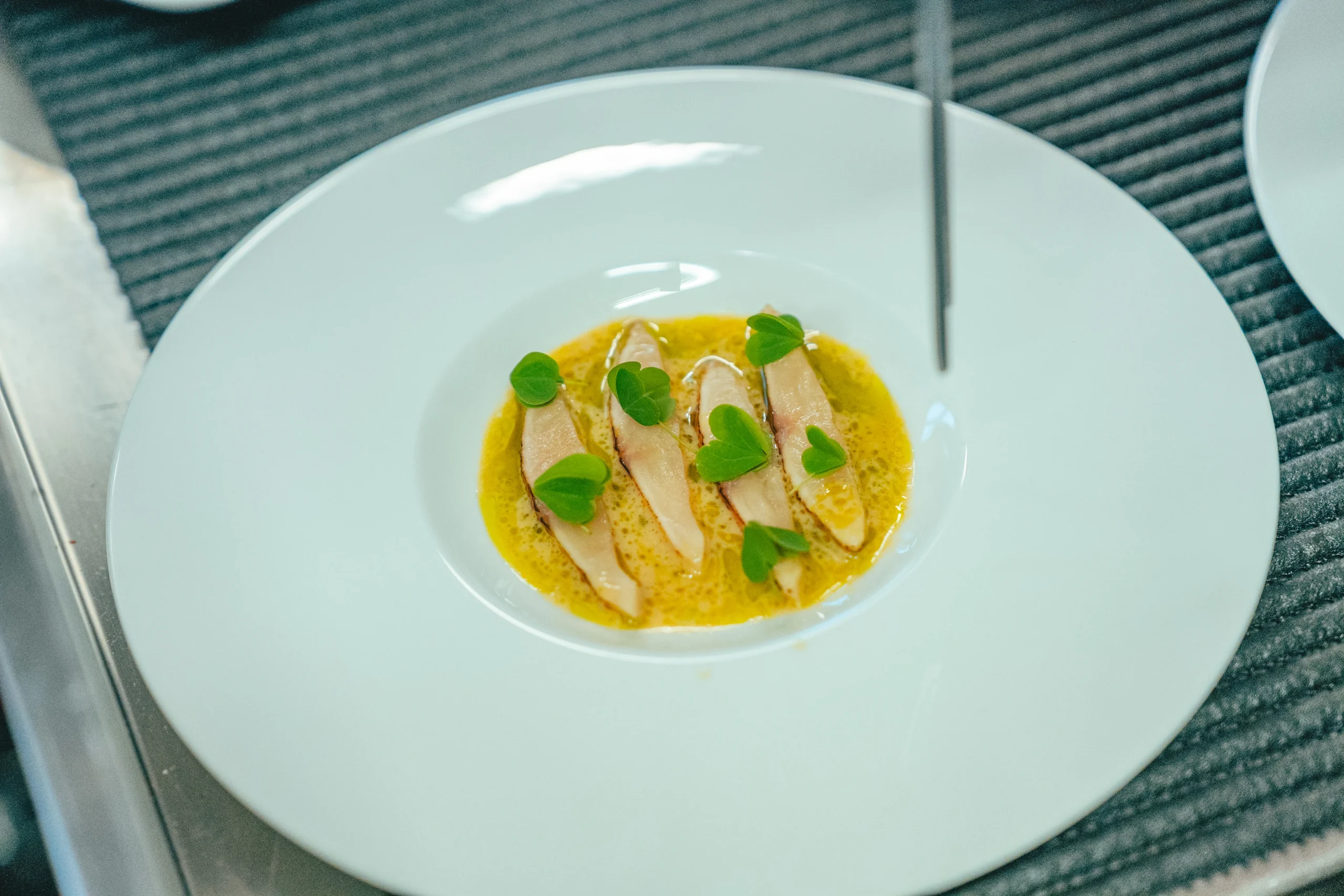 Salmerino mi-cuit con beurre blanc e acetosella